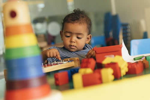 Un bébé joue dans la micro-crèche - Les P'tits Grimpeurs - La micro-crèche de Grenoble